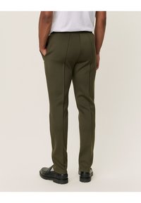 Les Deux BALLIER TRACK PANTS - Tepláky - olive night