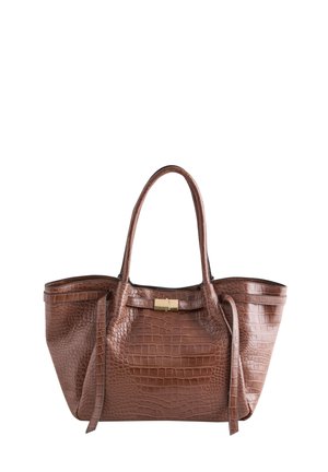 Sac cabas en cuir marron embossé crocodile avec deux poignées, une fermeture centrale dorée et des détails pompons sur les côtés.