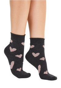 Schwarze Knöchelsocken mit hellrosa Herzmustern. Gerippter Bund, aus einem weichen Textilmaterial hergestellt. Bietet eine enge Passform für zusätzlichen Komfort.