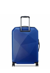 Valigia rigida blu con motivo geometrico, maniglia retrattile, quattro ruote e una maniglia laterale per un facile trasporto.