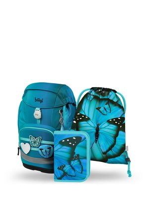 Türkisfarbener Schulrucksack, Beuteltasche und Federmäppchen mit großen und kleinen blauen Schmetterlingsmotiven und Herz-Patches.
