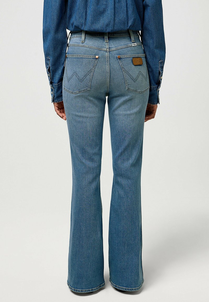 Wrangler MONTANA - Jeans bootcut - american blue