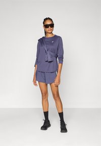 ASICS CORE liliowy