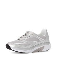 Sport sneakers met een metallic zilveren gaas bovenwerk, getextureerde accenten en een dikke witte tussenzool. De loopzool heeft een zwart rubberen profiel.