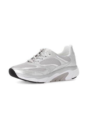 Sport sneakers met een metallic zilveren gaas bovenwerk, getextureerde accenten en een dikke witte tussenzool. De loopzool heeft een zwart rubberen profiel.