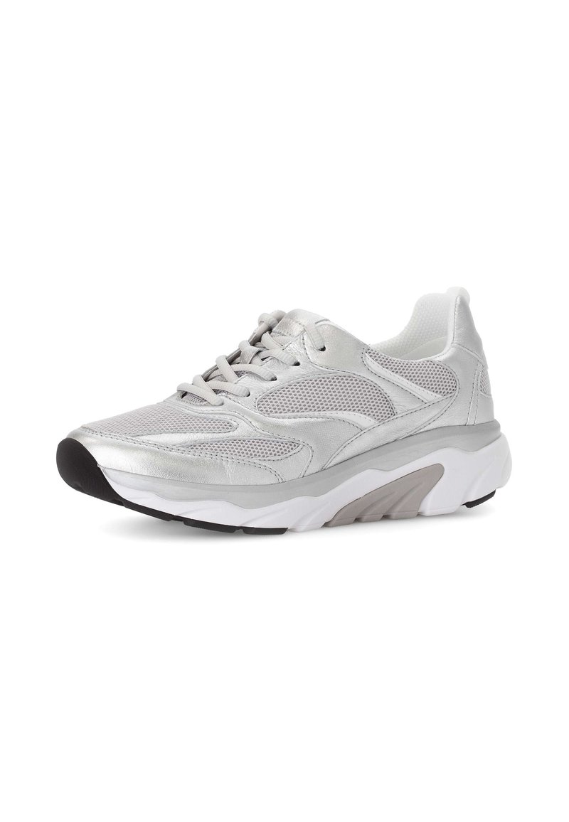 Sport sneakers met een metallic zilveren gaas bovenwerk, getextureerde accenten en een dikke witte tussenzool. De loopzool heeft een zwart rubberen profiel.