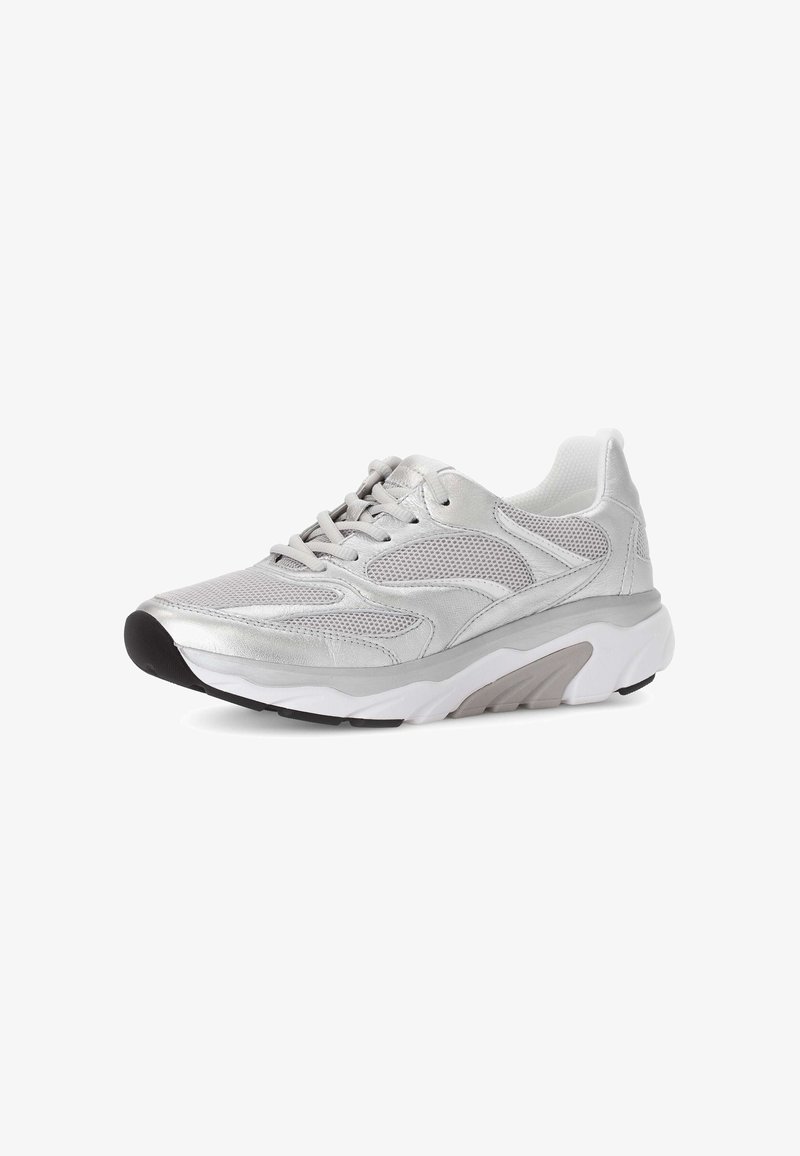 Sport sneakers met een metallic zilveren gaas bovenwerk, getextureerde accenten en een dikke witte tussenzool. De loopzool heeft een zwart rubberen profiel.