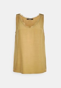 Mouwloze top in mosterdgeel, gemaakt van gladde stof, met een geplooide kanten rand langs de halslijn en armen. Eenvoudig, recht gesneden ontwerp.