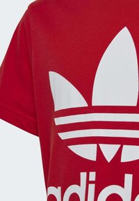 adidas Originals TREFOIL TEE-JUNIOR - Apdrukāts T-krekls - red