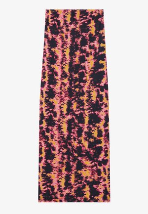 Mehrfarbiger Stoff mit einem Batikmuster in Pink, Orange und Schwarz. Leichte, glatte Textur, rechteckige Form und lebendiges Design.