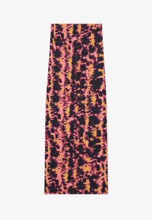 Mehrfarbiger Stoff mit einem Batikmuster in Pink, Orange und Schwarz. Leichte, glatte Textur, rechteckige Form und lebendiges Design.