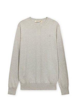 Lys grå rundhalset sweater med lange ærmer, ribstrikkede manchetter og kant, samt en lille diskret logo på venstre bryst.