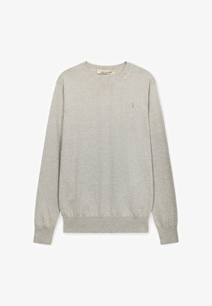 Suéter de cuello redondo color gris claro con mangas largas, puños y dobladillo acanalados, y un pequeño logo sutil en el pecho izquierdo.