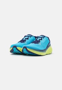 Chaussures de sport bleues avec une surface texturée, dotées d'une accent marine, d'une semelle jaune et de lacets bleu foncé. Design léger pour la course.
