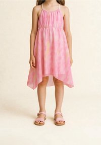 Růžové halter šaty s gradientním, splývavým designem; mají elastický pas a asymetrický lem. Doplněny o světlé růžové sandály.