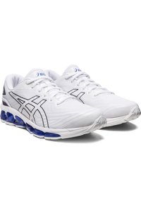 Un paio di scarpe da corsa ASICS bianche con dettagli del logo neri e ammortizzazione blu sulle suole, mostrate da un angolo leggermente inclinato su uno sfondo bianco.