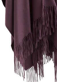 Scialle viola in peluche realizzato in tessuto morbido con bordi frangiati lunghi, caratterizzato da una forma triangolare e una consistenza liscia.