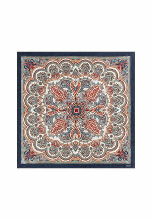 Quadratischer Teppich mit komplexem Paisley-Muster in Rot, Blau und Creme. Verfügt über gewellte Kanten und einen dunkelblauen Rand. Strukturierte Oberfläche.