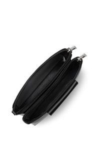 Clutch in pelle nera con due scomparti con cerniera. Esterno texture, interno liscio e dettagli in hardware argentato.