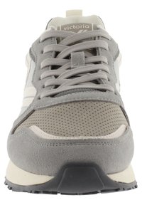 Basket grise avec des matériaux en suède et perforés, accents crème contrastants, nez rond et languette rembourrée. Les lacets sont gris. Semelle extérieure en caoutchouc.