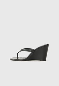 THE WEDGE - Sandales tongs - black