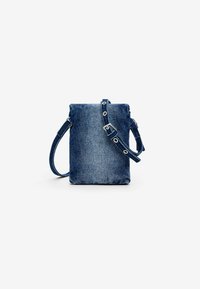 Rechteckige Jeans-Tasche in Dunkelblau mit strukturierter Oberfläche. Verfügt über einen langen Tragegurt mit Hardware-Akzenten und eine Öffnung an der Oberseite. Minimalistisches Design.