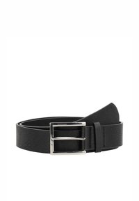 Zwarte leren riem met een gladde textuur, voorzien van een zilveren metalen gesp en een bandontwerp dat aan één kant smaller toeloopt.