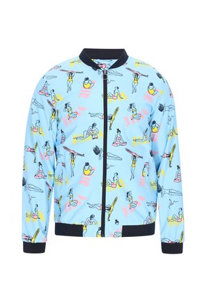 Jachetă bomber de un albastru deschis, cu un model jucăuș cu femei în costume de baie, având manșete negre și fermoar frontal. Material fin, ușor.
