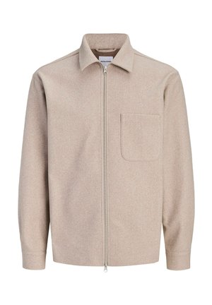 Beige lynlåstrøje med lange ærmer, enkelt brystlomme og krave, vist forfra på en hvid baggrund.