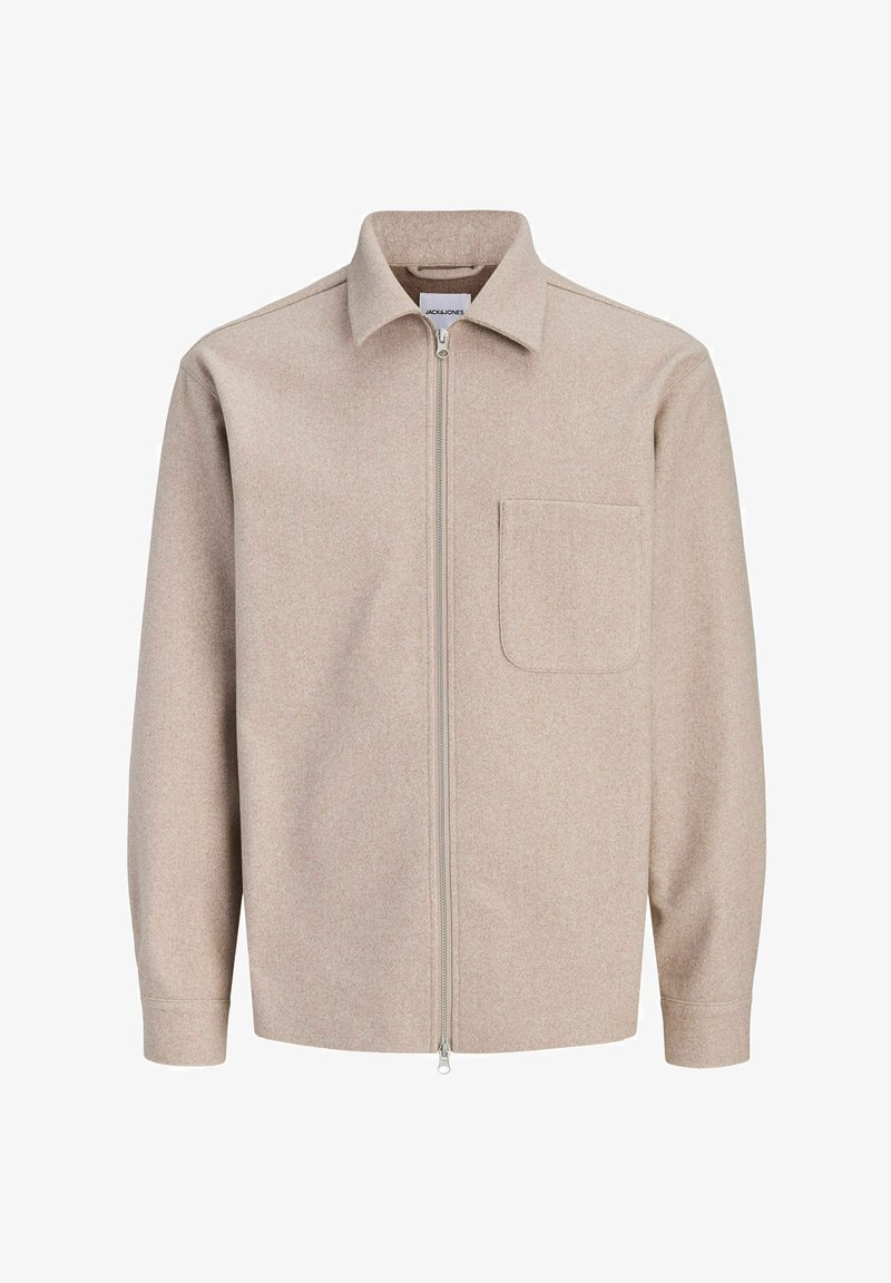 Veste beige zippée à manches longues, une poche poitrine et un col, vue de face sur fond blanc.