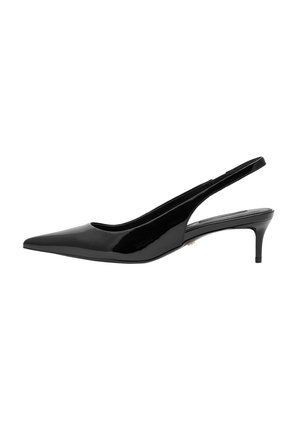 Scarpa slingback in pelle verniciata nera con punta appuntita e tacco basso. Presenta una texture liscia e lucida con elementi di design minimalisti.