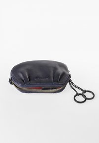 Borsetta in pelle blu navy con forma arrotondata, design plissettato, zip in metallo e due anelli per portachiavi. Gli interni presentano colori a contrasto.