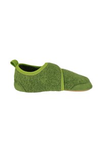 Groene slipper van zacht, textuurstof met een ronde neus en een elastische opening. Beschikt over een achterste lus voor gemakkelijk aan- en uittrekken.