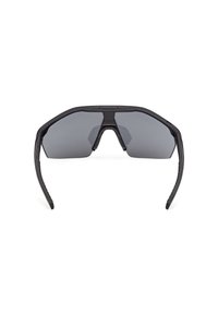 Occhiali da sole sportivi neri a fascia con una singola lente continua oscurata e braccia curve texturizzate.