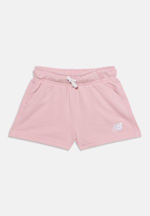 Pantalones cortos deportivos rosas con cintura elástica y cordón blanco, bolsillos laterales y logo blanco de New Balance en la pierna izquierda.