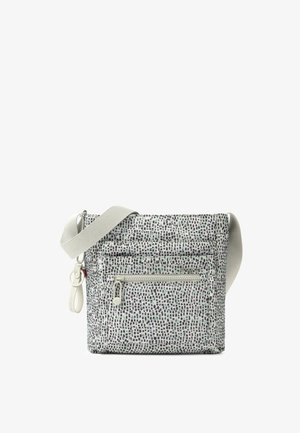 Crossbody taske med hvidt og sort rektangulært mønster, frontlynlåslomme, justerbar beige rem og fastgjort hvid nøglebånd.