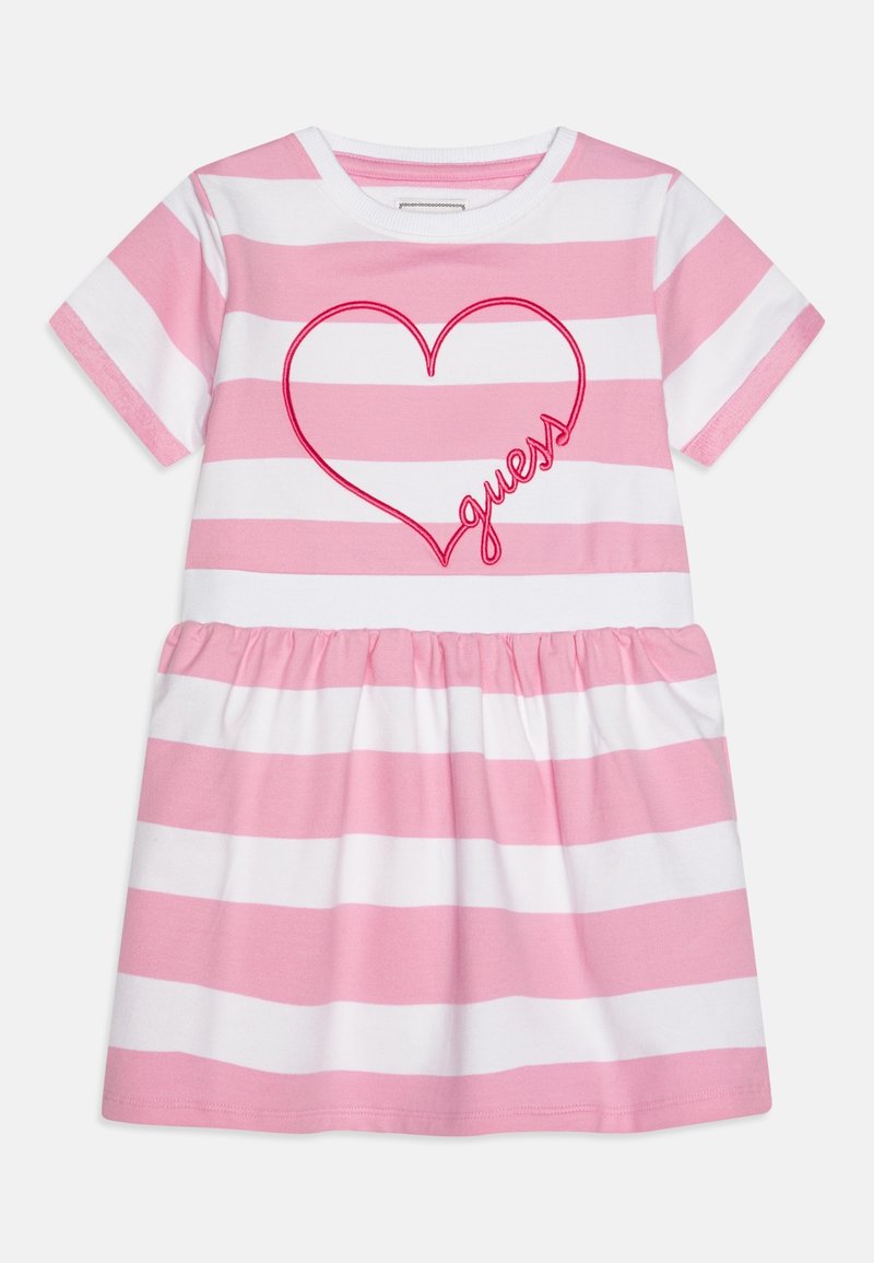 Robe à manches courtes rayée rose et blanche avec taille froncée et contour de cœur rouge portant le mot « guess » sur la poitrine.