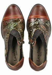 Scarpe in pelle con motivo floreale, accenti marroni e cerniere metalliche; punta arrotondata; lati testurizzati con colori vivaci e dettagli di cucitura.