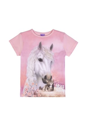 T-shirt rosa a maniche corte con un cavallo bianco e un gattino tigrato grigio che riposa tra i fiori sul davanti.