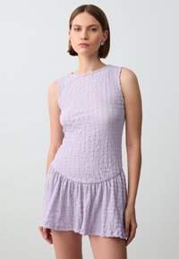 Lavendel gekreukt stoffen jurk met een aansluitend lijfje en een uitlopende rok, voorzien van een ronde halslijn en zonder mouwen. Glad textuur.