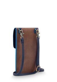 Bruine suède schoudertas met blauwe accenten, voorzien van twee metalen sluitingen en een gestructureerde marineblauwe strap. Gladde afwerking, rechthoekige vorm.
