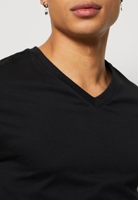 Esprit V-NECK REGULAR FIT - T-shirt basique - black