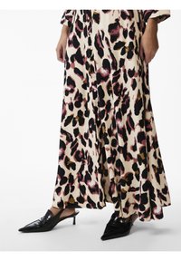 Abito in stampa leopardata beige, con macchie nere, rosa e marroni, e bottoni sul davanti. Indossato con tacchi a punta neri.