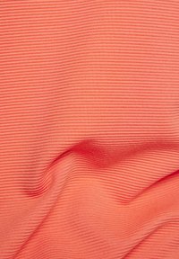 Korallenfarbener geripptes Material mit einer glatten Textur und subtiler Ausstrahlung. Besitzt gleichmäßig verteilte horizontale Linien und einen weichen Fall.