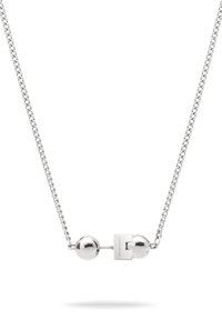 Sølv kædelynke med to sfæriske perler forbundet af en rektangulær lås, der er graveret med "Liebeskind" på en hvid baggrund.