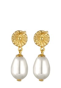 Guldtonede øreringe har teksturerede runde studs med en hængende hvid perle, der udstråler en glat, blank overflade.