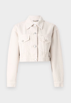 Chaqueta de mezclilla recortada en color crema claro, con un collar, dos bolsillos frontales, cierres de botones plateados y una tela ligeramente texturizada.