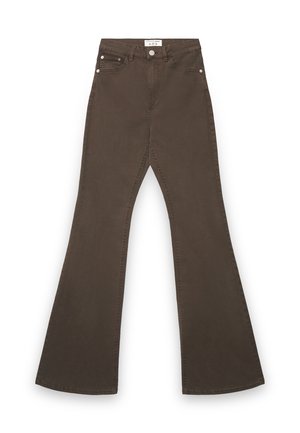 Jeans marroni svasati con vita alta, chiusura con zip e bottone, cinque tasche e cuciture pulite su tessuto di denim morbido.