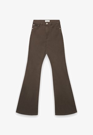 Jeans marroni svasati con vita alta, chiusura con zip e bottone, cinque tasche e cuciture pulite su tessuto di denim morbido.