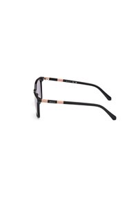 Schwarze Sonnenbrille mit rechteckigem Rahmen, ausgestattet mit goldfarbenen Akzenten an den Bügeln und einem grauen, verlaufenden Glas. Strukturierte Oberfläche.